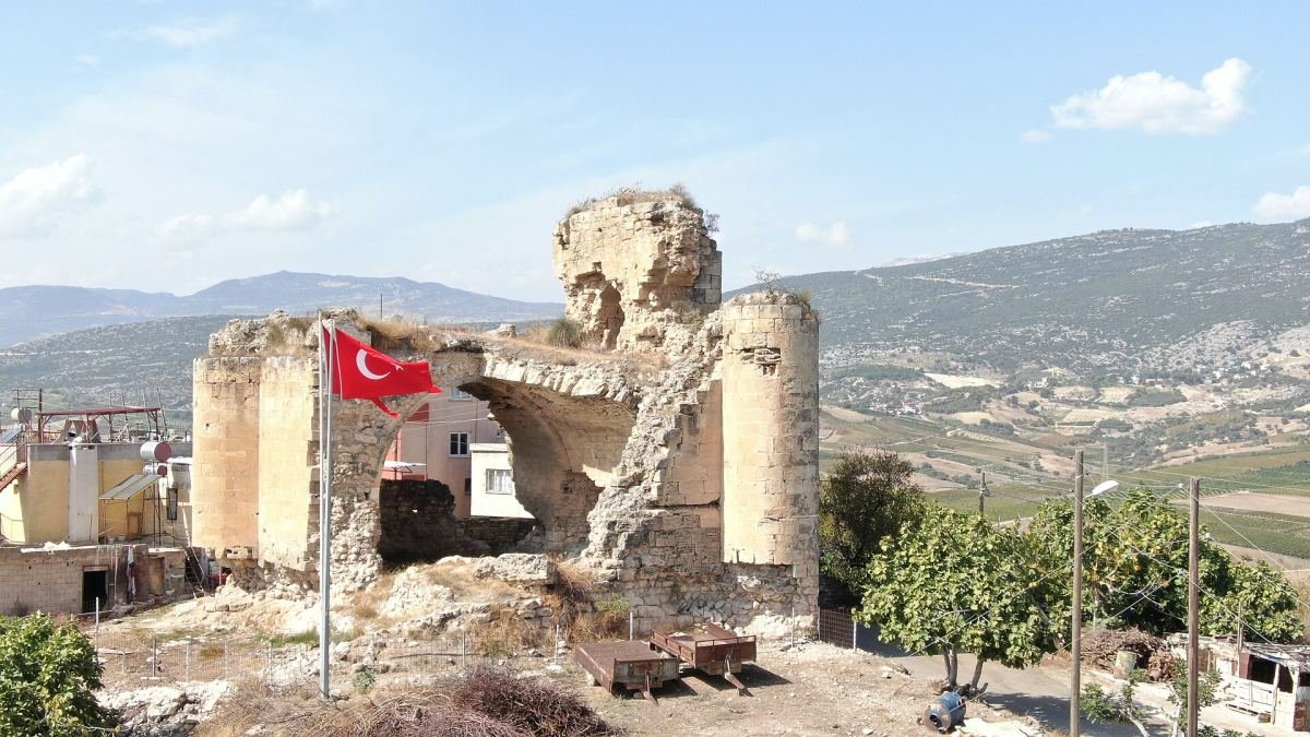 Akdeniz ilçesindeki Hebilli Kalesi kalıntısı ve arkada dağlar