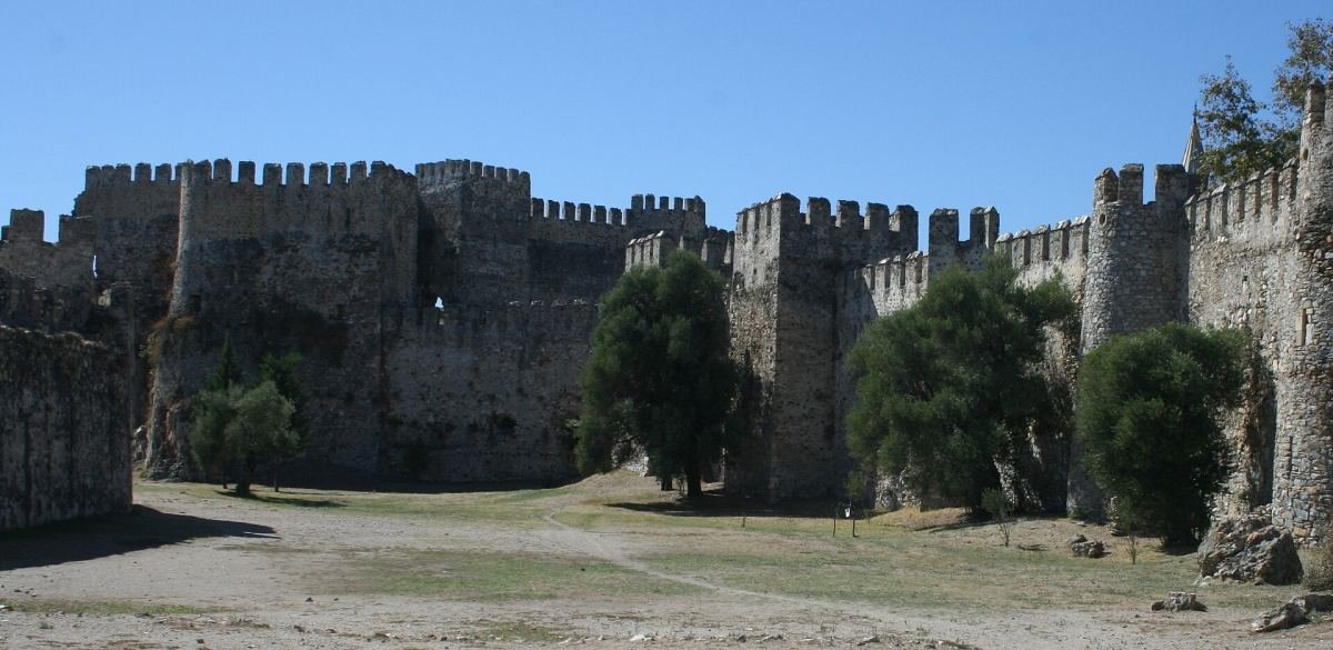 Anamur'daki Mamure Kalesi'nin kuleleri ve sur duvarları