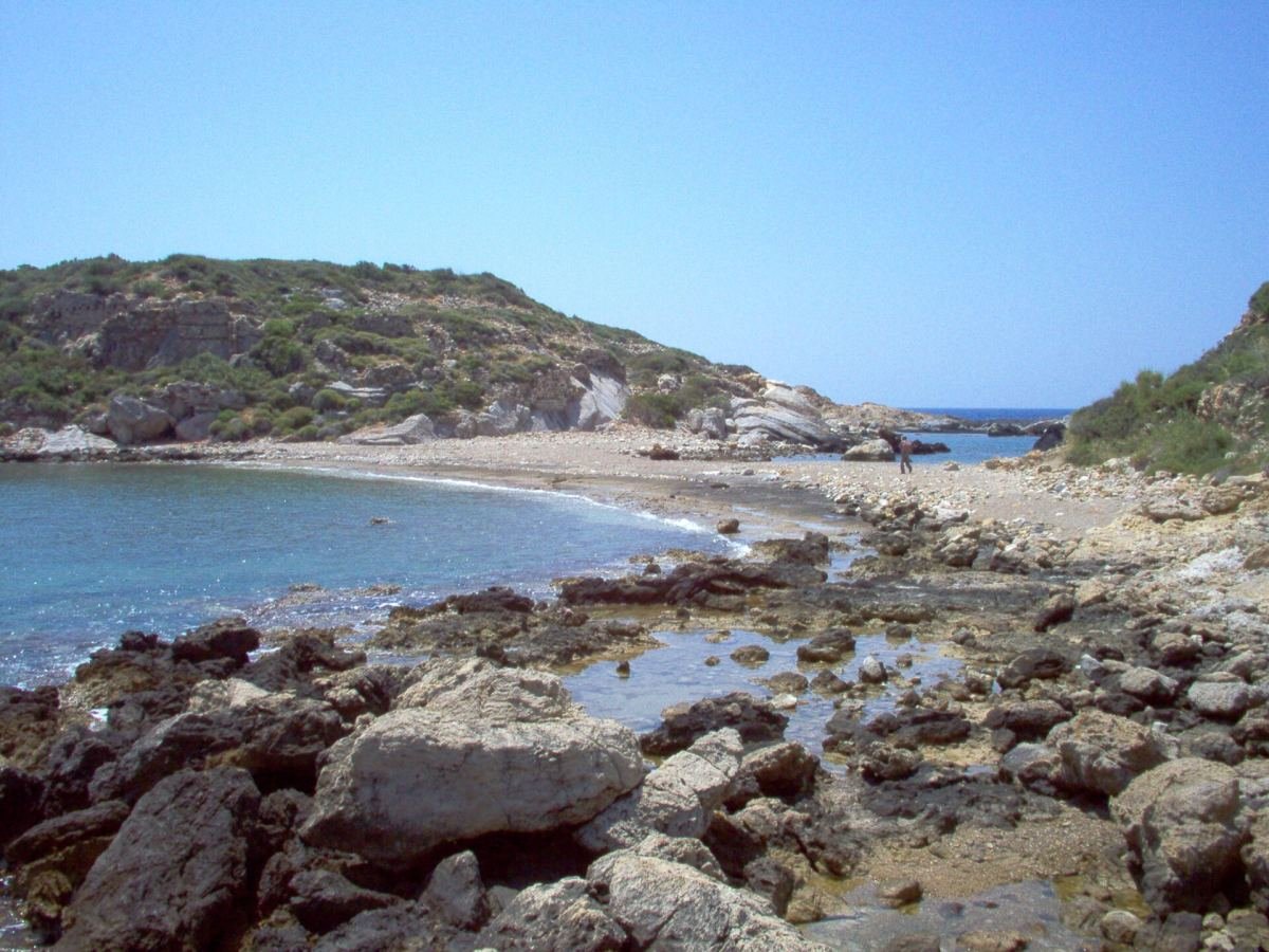 Yenikaş'ta kayalık bir koy, berrak deniz ve çakıllı kıyı