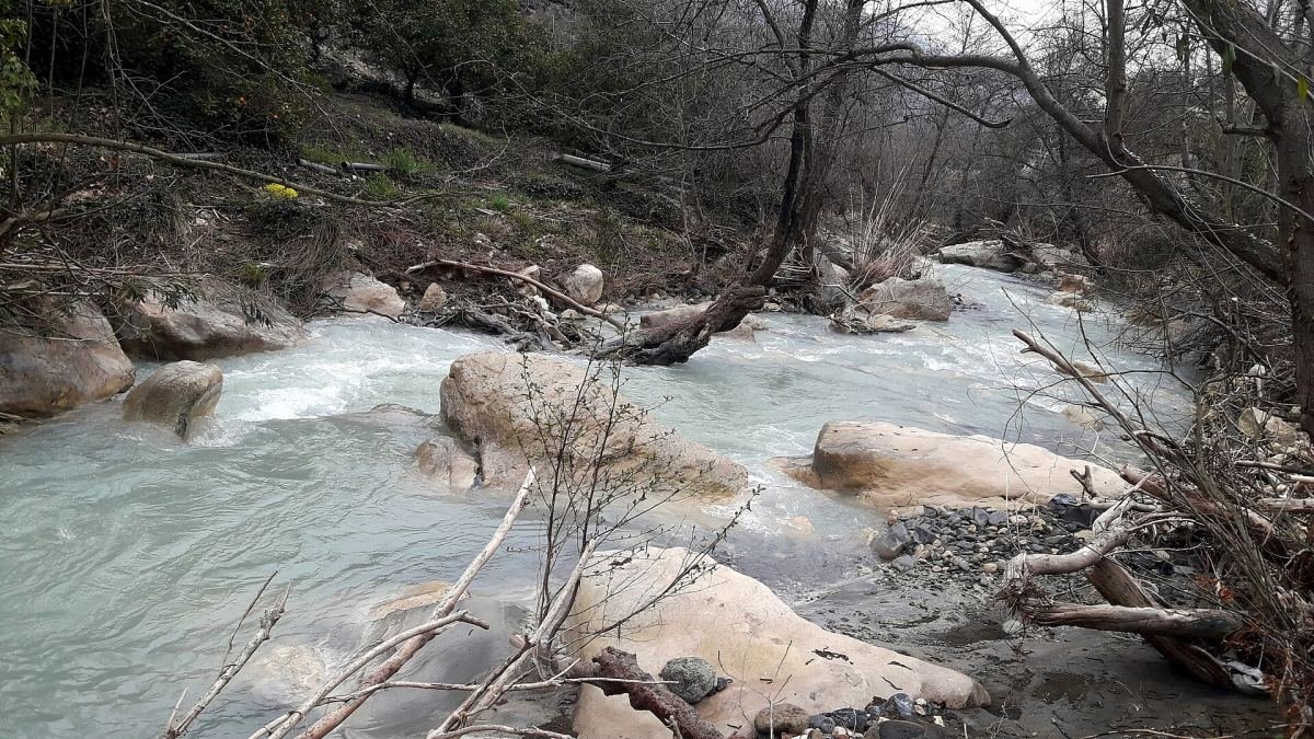 Tece Çayı'nın taşlar arasından köpürerek akan berrak suyu